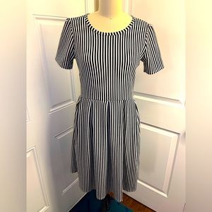 LulaRoe B/W Stripe Amelia Dress with pockets size Large